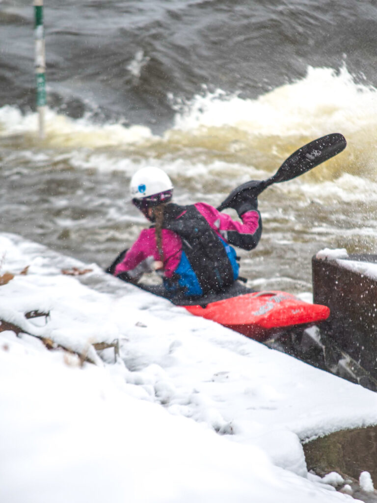 Kayak freestyle in winter, Prague Troja.