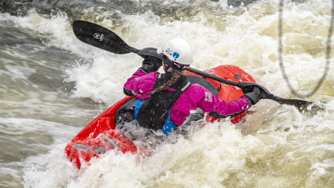 Prague Troja freestyle playboating in winter.